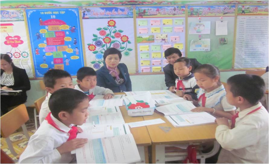 Bà Trần Thị Thắm - Phó vụ trưởng Vụ Giáo dục tiểu học trong một chuyến công tác Điện Biên năm 2014 thăm cơ sở triển khai mô hình VNEN, những trường này phải dùng Tiếng Việt lớp 1 Công nghệ giáo dục. Ảnh: dienbien.edu.vn. Bà Trần Thị Thắm - Phó vụ trưởng Vụ Giáo dục tiểu học trong một chuyến công tác Điện Biên năm 2014 thăm cơ sở triển khai mô hình VNEN, những trường này phải dùng Tiếng Việt lớp 1 Công nghệ giáo dục. Ảnh: dienbien.edu.vn.