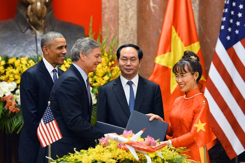 Bà Nguyễn Thị Phương Thảo đại diện cho Vietjet ký hợp đồng đặt mua 100 tàu bay của Boeing nhân dịp Tổng thống Mỹ Barack Obama sang thăm Việt Nam. ảnh: vietjet.