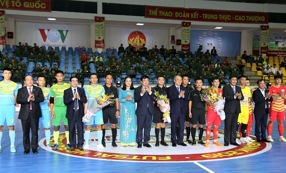 Ông Nguyễn Thế Kỷ – Tổng giám đốc VOV; ông Vương Bích Thắng – Tổng cục trưởng Tổng cục Thể dục thể thao; đại diện lãnh đạo Quân khu 4, tỉnh Nghệ An, Hà Tĩnh, Liên đoàn bóng đá Việt Nam, HDBank trao hoa cho 2 đội tuyển Sanna Khánh Hòa và Tân Hiệp Hưng.