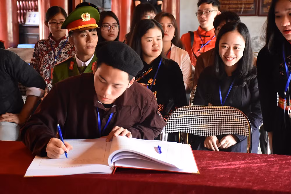 Các thí sinh ký tên vào sổ Vàng lưu danh.