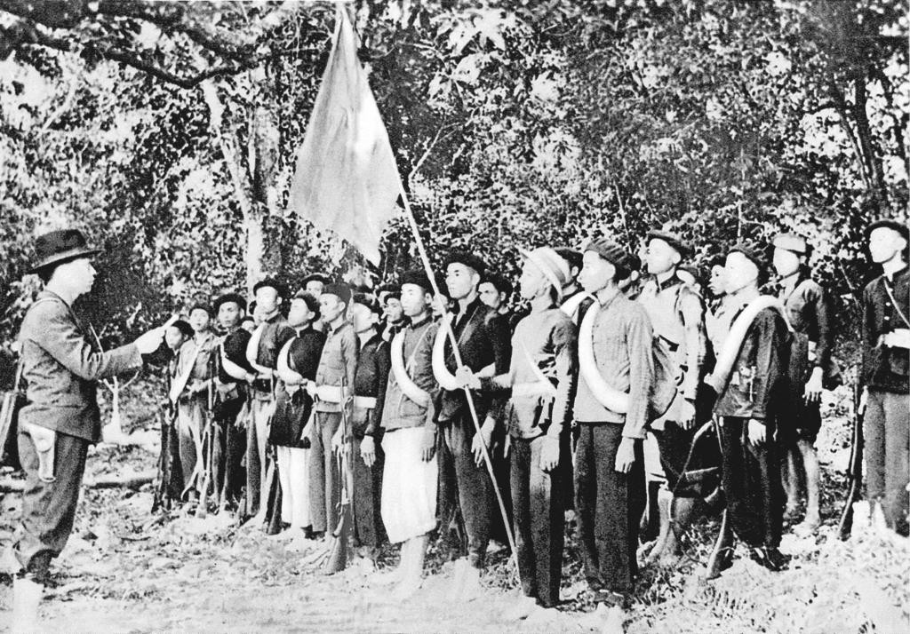 Một đơn vị giải phóng quân làm lễ xuất phát từ cây đa Tân Trào về giải phóng Thái Nguyên (16/8/1945). Ảnh: hochiminh.vn Một đơn vị giải phóng quân làm lễ xuất phát từ cây đa Tân Trào về giải phóng Thái Nguyên (16/8/1945). Ảnh: hochiminh.vn