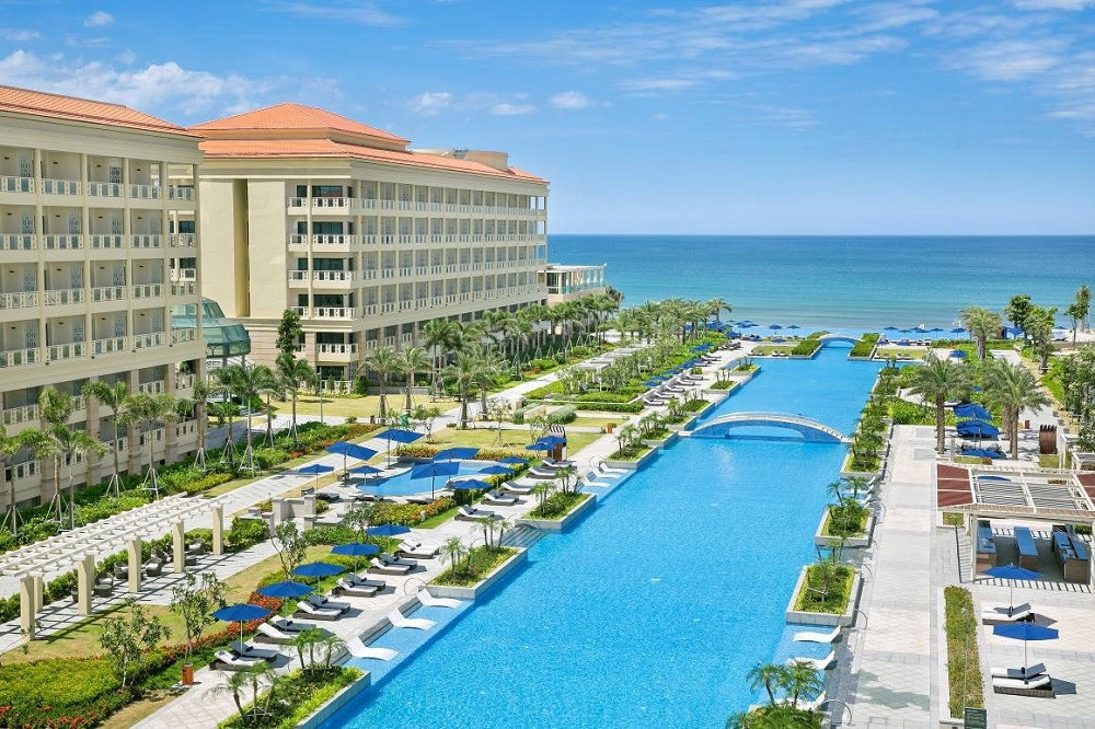 Bể bơi vô cực tuyệt đẹp tại khu nghỉ dưỡng Sheraton Grand Đà Nẵng Resort.