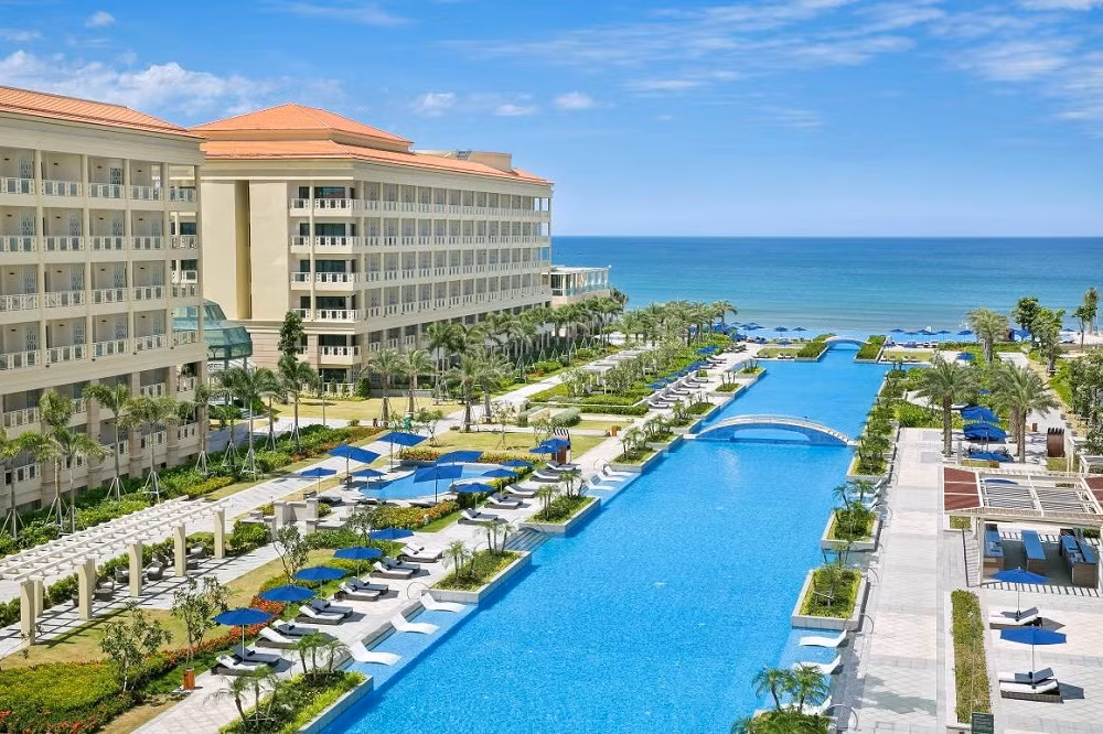 Bể bơi vô cực tuyệt đẹp tại khu nghỉ dưỡng Sheraton Grand Đà Nẵng Resort. Bể bơi vô cực tuyệt đẹp tại khu nghỉ dưỡng Sheraton Grand Đà Nẵng Resort.
