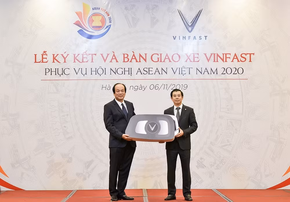 Ông Nguyễn Việt Quang - Phó Chủ tịch kiêm Tổng giám đốc Tập đoàn Vingroup trao chìa khóa tượng trưng xe VinFast cho Bộ trưởng Chủ nhiệm Văn phòng Chính phủ Mai Tiến Dũng - Phó Chủ tịch Ủy ban Quốc gia ASEAN 2020. Ông Nguyễn Việt Quang - Phó Chủ tịch kiêm Tổng giám đốc Tập đoàn Vingroup trao chìa khóa tượng trưng xe VinFast cho Bộ trưởng Chủ nhiệm Văn phòng Chính phủ Mai Tiến Dũng - Phó Chủ tịch Ủy ban Quốc gia ASEAN 2020.