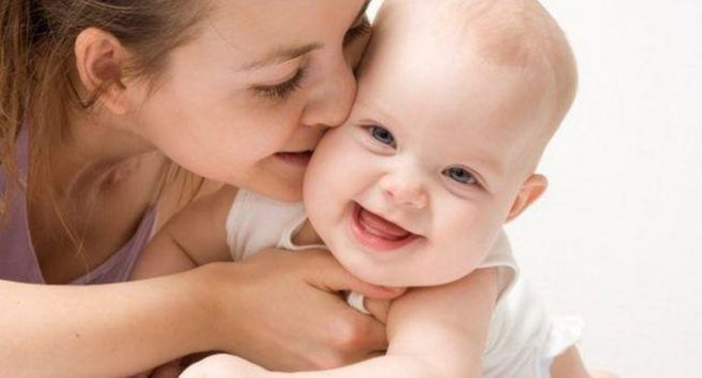 Hôn miệng có thể khiến trẻ nhỏ mang bệnh. (Ảnh: Thehealthsite)