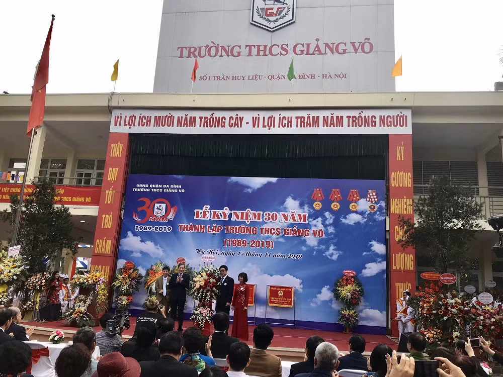 Trường trung học cơ sở Giảng Võ đã long trọng tổ chức buổi lễ kỷ niệm 37 năm ngày nhà giáo Việt Nam, kỷ niệm 30 năm thành lập trường (Ảnh: N.Q) Trường trung học cơ sở Giảng Võ đã long trọng tổ chức buổi lễ kỷ niệm 37 năm ngày nhà giáo Việt Nam, kỷ niệm 30 năm thành lập trường (Ảnh: N.Q)