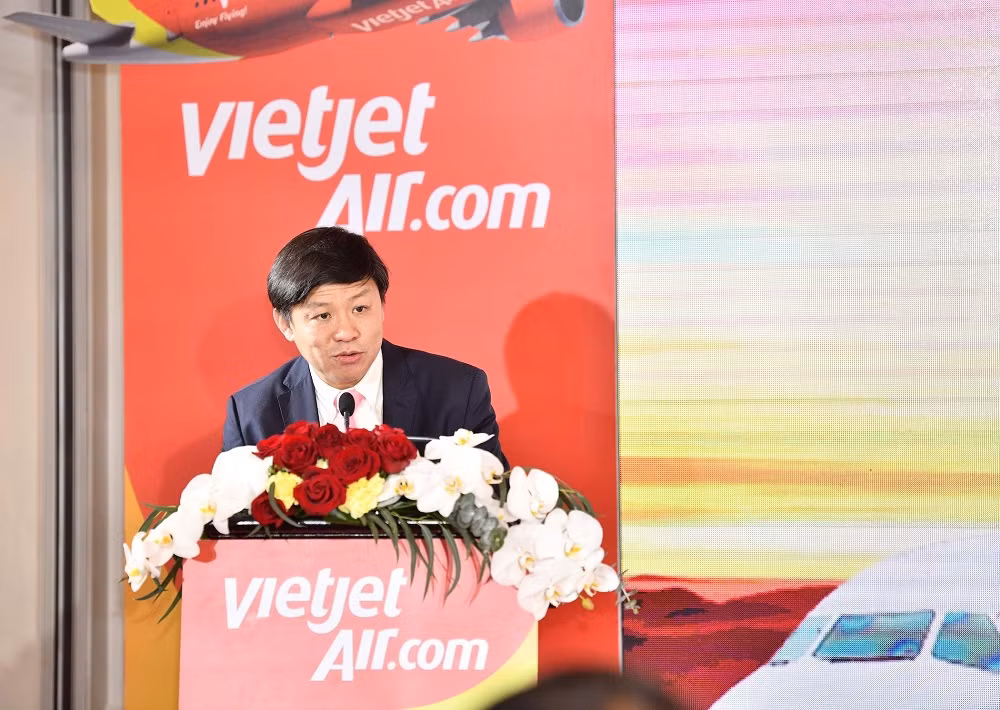 Ông Nguyễn Thanh Hùng, Phó chủ tịch Hội đồng quản trị Vietjet công bố 2 đường bay kết nối Bangkok và Chiangrai đến tỉnh Udon Thani của Thái Lan. Ông Nguyễn Thanh Hùng, Phó chủ tịch Hội đồng quản trị Vietjet công bố 2 đường bay kết nối Bangkok và Chiangrai đến tỉnh Udon Thani của Thái Lan.