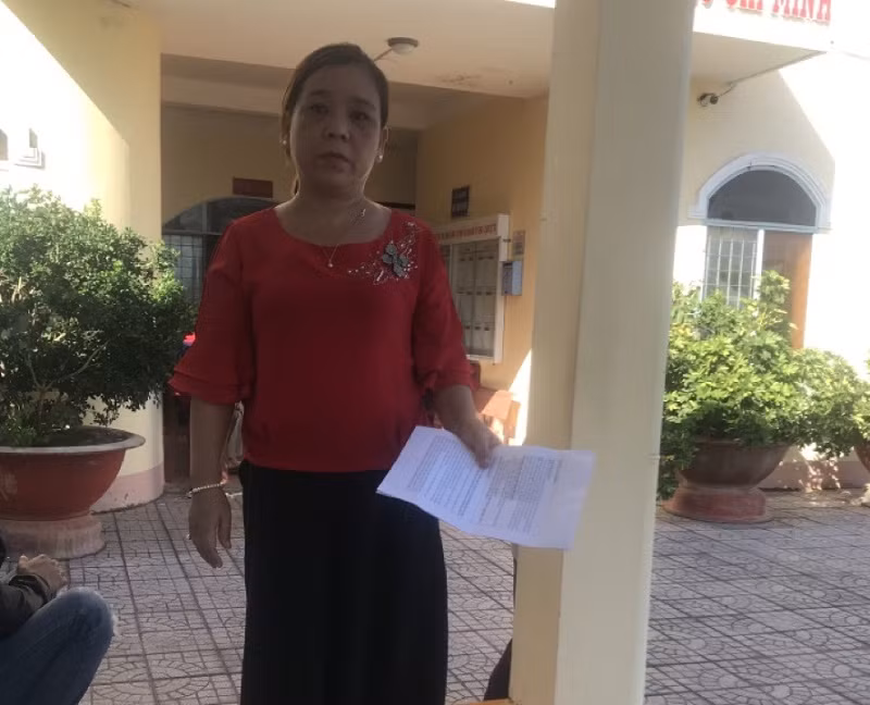 Cô giáo Hoài Thanh tại Tòa án nhân dân huyện Cái Nước trước giờ xét xử. Cô giáo Hoài Thanh tại Tòa án nhân dân huyện Cái Nước trước giờ xét xử.