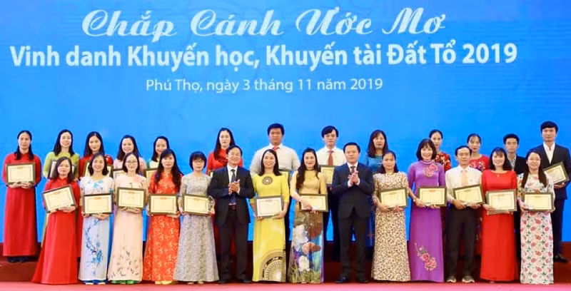 Giáo viên được vinh danh tại buổi lễ. (Ảnh: Phú Thọ Đất Tổ)