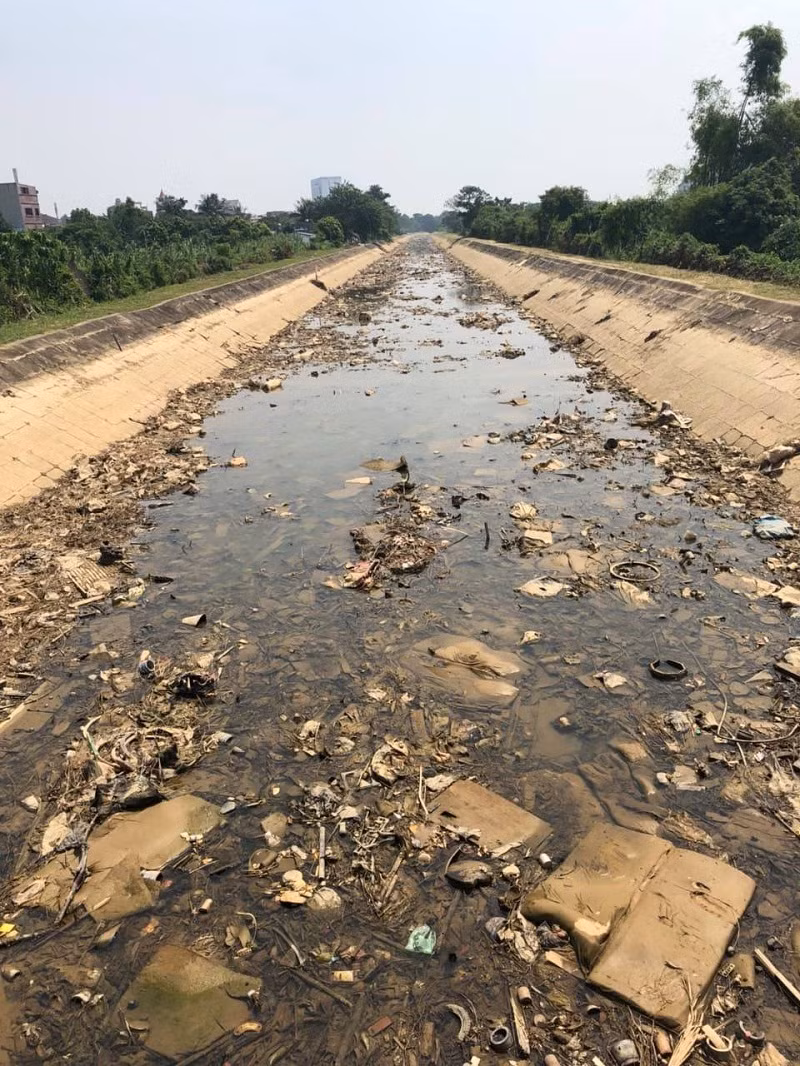Rác đầy Kênh Bắc khi trơ đáy (Ảnh ghi nhận ngày 20/11/2019). Rác đầy Kênh Bắc khi trơ đáy (Ảnh ghi nhận ngày 20/11/2019).