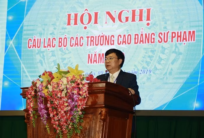 Phó giáo sư, Tiến sĩ Lưu Tiến Hưng - Bí thư Đảng ủy, Hiệu trưởng Trường cao đẳng Sư phạm Nghệ An phát biểu tại Hội nghị. Phó giáo sư, Tiến sĩ Lưu Tiến Hưng - Bí thư Đảng ủy, Hiệu trưởng Trường cao đẳng Sư phạm Nghệ An phát biểu tại Hội nghị.