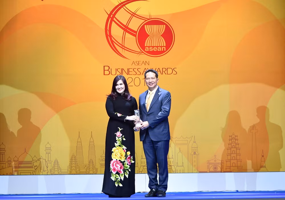 Phó Tổng giám đốc Vietjet, bà Hồ Ngọc Yến Phương nhận giải thưởng tại ABA năm 2019.