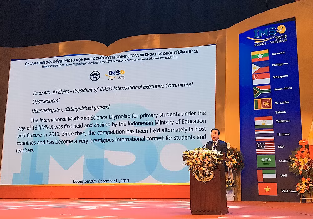 Ông Chử Xuân Dũng - Giám đốc Sở Giáo dục và Đào tạo Hà Nội phát biểu tại biểu lễ khai mạc kỳ thi.