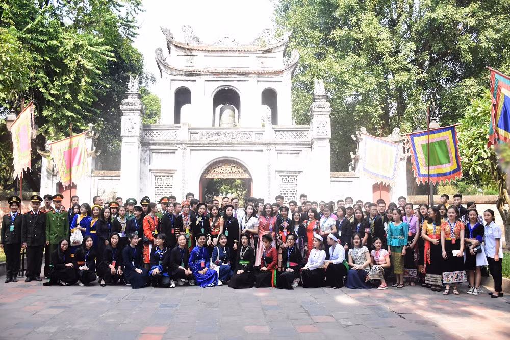120 học sinh, sinh viên, thanh niên dân tộc thiểu số có thành tích tốt trong nhiều lĩnh vực báo công với các bậc tiền nhân tại Văn Miếu - Quốc Tử Giám.