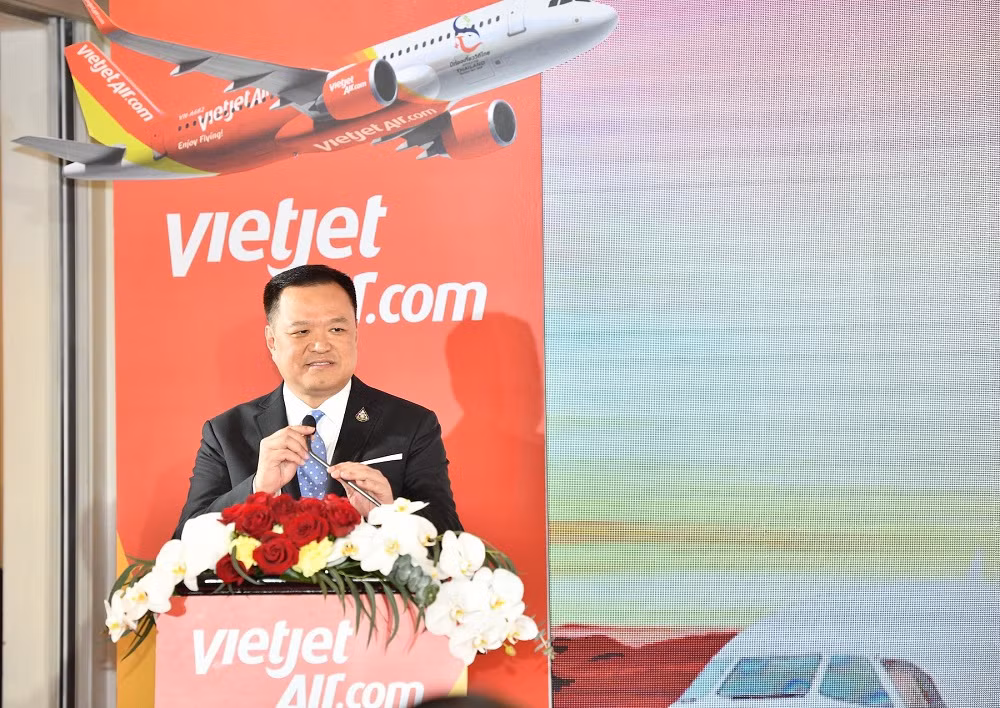 Phó thủ tướng Thái Lan Anutin Charnvirakul phát biểu chúc mừng Vietjet khi bổ sung 2 đường bay mới vào mạng bay rộng khắp tại Thái Lan.
