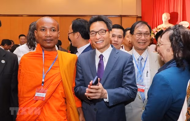 Phó Thủ tướng Chính phủ Vũ Đức Đam cùng các đại biểu dân tộc thiểu số tại Đại hội. (Ảnh: Thành Đạt/TTXVN)