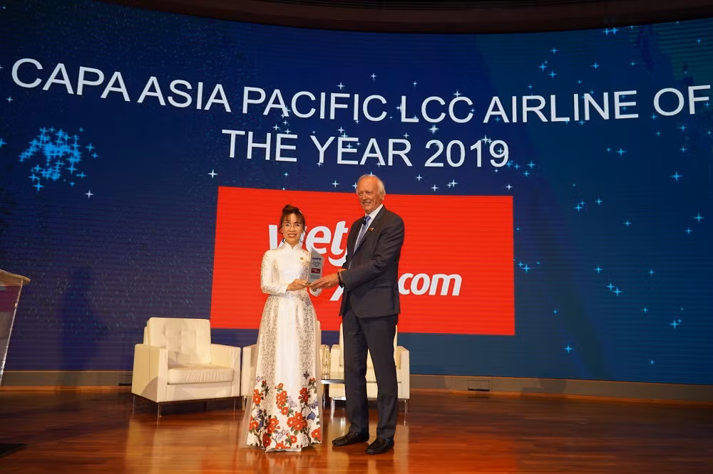 Tổng Giám đốc Vietjet Nguyễn Thị Phương Thảo (trái) nhận giải thưởng "Hãng hàng không chi phí thấp của năm tại khu vực châu Á - Thái Bình Dương" được trao bởi Chủ tịch danh dự CAPA Ông Peter Harbison.