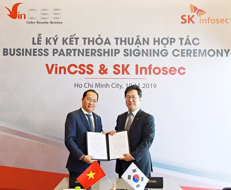 Tổng Giám đốc Công ty VinCSS, ông Đỗ Ngọc Duy Trác (bên trái) và đại diện SK Infosec tại Lễ ký kết hợp tác.