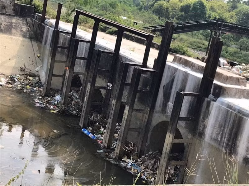 Ngay cả khi trơ đáy Kênh Bắc vẫn “nhận” đầy rác (ghi nhận ngày 28/9/2019). Ngay cả khi trơ đáy Kênh Bắc vẫn “nhận” đầy rác (ghi nhận ngày 28/9/2019).