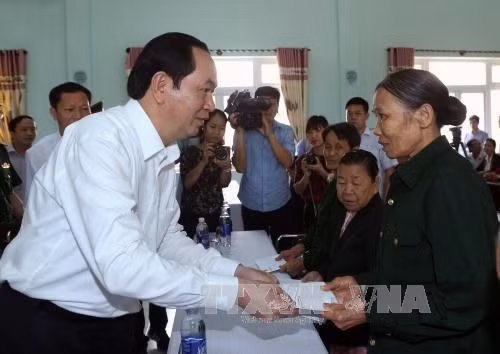 Chủ tịch nước Trần Đại Quang đến thăm, tặng quà cho các thương binh, Mẹ Việt Nam Anh hùng và thân nhân người có công với cách mạng đang được chăm sóc, phụng dưỡng tại Trung tâm Điều dưỡng, nuôi dưỡng người có công tỉnh Quảng Nam. Chủ tịch nước Trần Đại Quang đến thăm, tặng quà cho các thương binh, Mẹ Việt Nam Anh hùng và thân nhân người có công với cách mạng đang được chăm sóc, phụng dưỡng tại Trung tâm Điều dưỡng, nuôi dưỡng người có công tỉnh Quảng Nam.