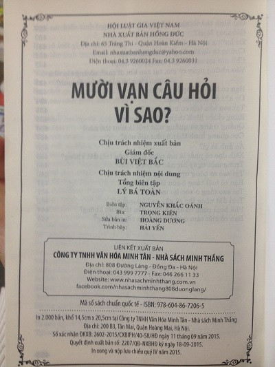 Cuốn sách “Mười vạn câu hỏi vì sao?” của Hội luật gia Việt Nam – Nhà xuất bản Hồng Đức (Ảnh: Nguyễn Huyền)