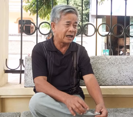 Ông Lê Rọi: “Cả đời tôi, lần đầu tiên tôi thấy cá xa bờ mắc lưới”. (Ảnh: Thủy Phan)