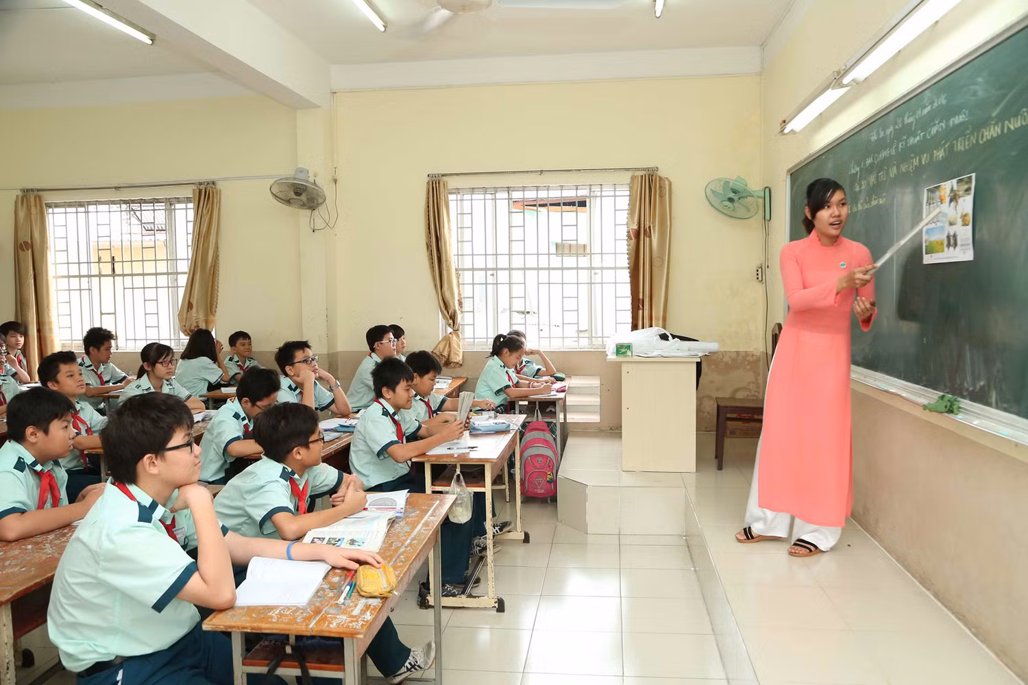 Trong trường học hiện nay, tình trạng học sinh viết sai lỗi chính tả, thậm chí giáo viên cũng viết sai rất nhiều (Ảnh: thanhnien.vn)