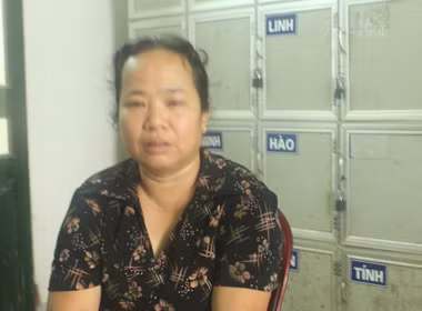 Người phụ nữ sớm phải một mình lo cho 2 con gái vì chồng mất sớm, giờ lại thêm nỗi đau khi chứng kiến con gái bị hành hạ. Người phụ nữ sớm phải một mình lo cho 2 con gái vì chồng mất sớm, giờ lại thêm nỗi đau khi chứng kiến con gái bị hành hạ.