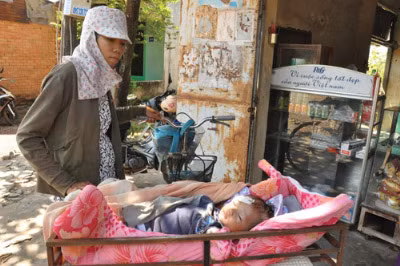 Sau khi bị chính quyền thu giữ lồng sắt, Nguyệt cho hàn chiếc khung sắt để chở bé Quý đi bán vé số