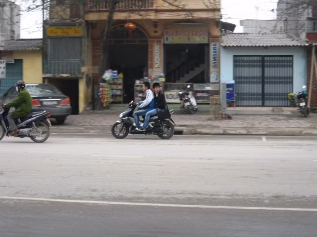 Lỗi thuộc về ai? Gia đình, nhà trường hay chính bản thân các em học sinh thiếu hiểu biết về luật ATGT
