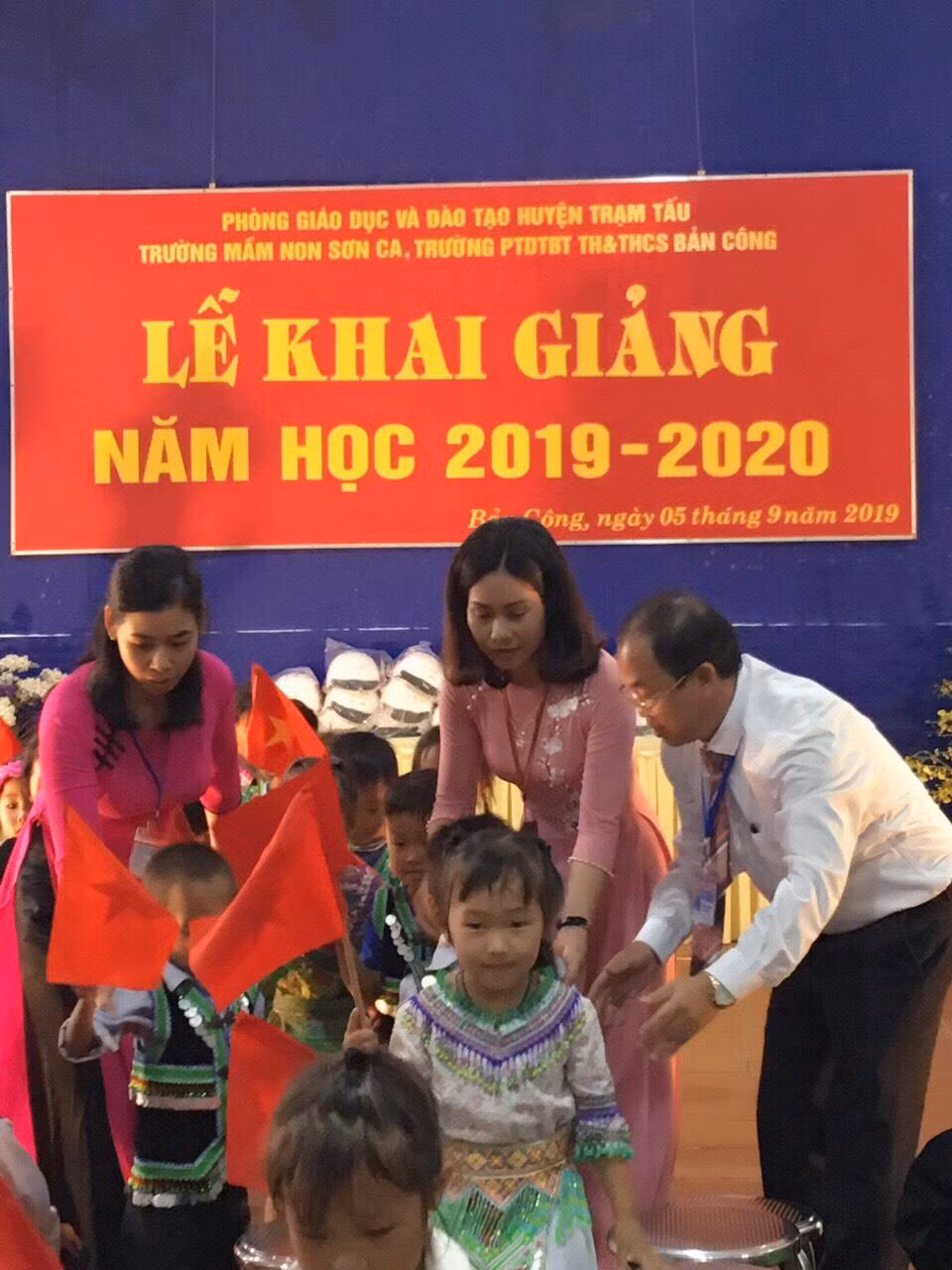 Thầy cô dẫn các em học sinh lớp 1 nhập trường (Ảnh: V.N)