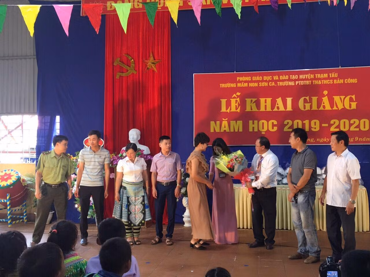Trao tặng quà cho thầy cô và những người có đóng góp cho giáo dục vùng cao (Ảnh:V.N)