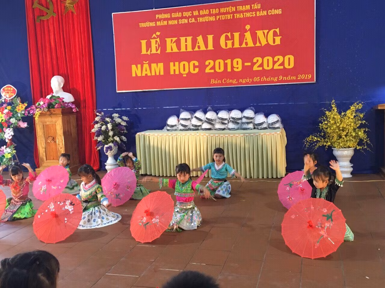Tiết mục văn nghệ của học sinh trong ngày khai giảng (Ảnh:V.N)