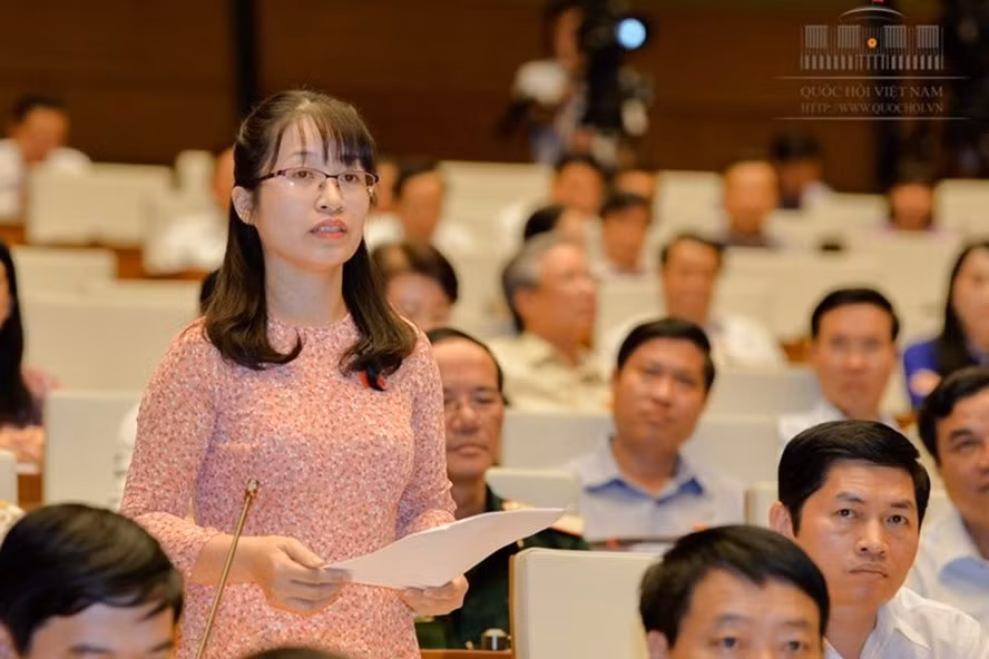 Đại biểu Quốc hội tán thành nâng chuẩn trình độ đào tạo giáo viên tuy nhiên cần có lộ trình cụ thể (Ảnh:quochoi.vn) Đại biểu Quốc hội tán thành nâng chuẩn trình độ đào tạo giáo viên tuy nhiên cần có lộ trình cụ thể (Ảnh:quochoi.vn)