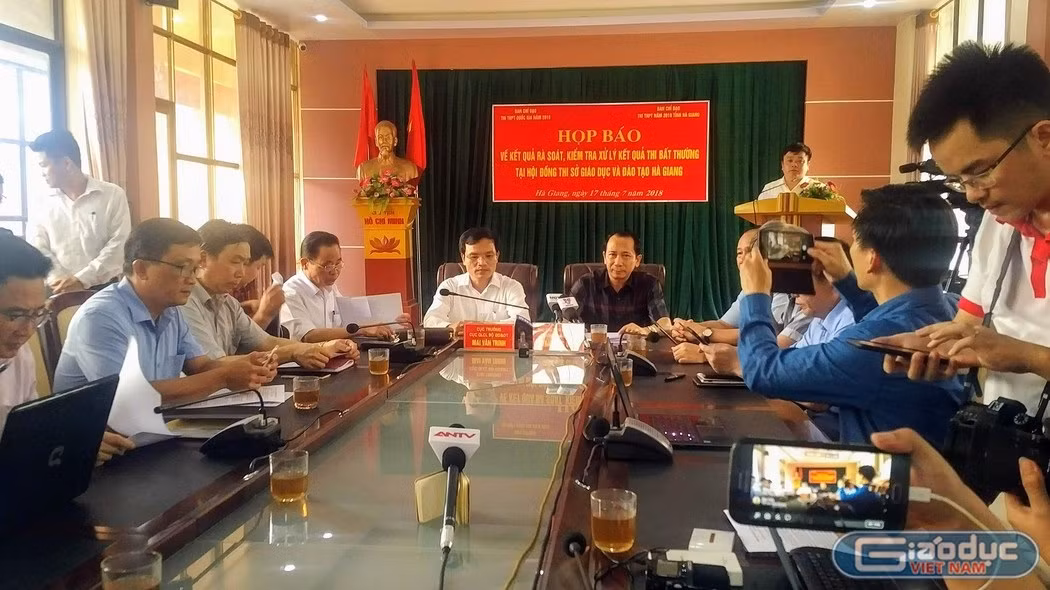 Nhiều phụ huynh có con được nâng điểm ở Hà Giang đã nghĩ ra những chiêu cực lạ (Ảnh: L.C)