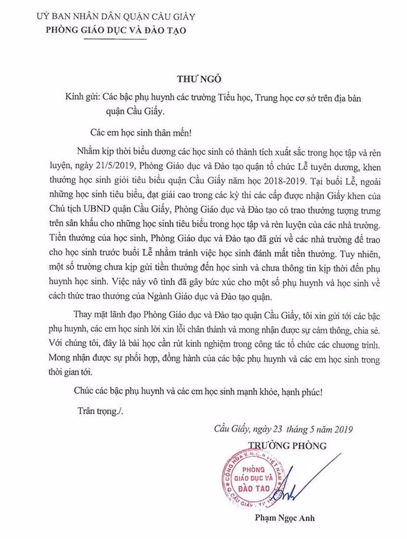 Sau sự cố phát thưởng cho học sinh tiêu biểu của quận Cầu Giấy, Trưởng phòng Giáo dục đã gửi lời xin lỗi phụ huynh (Ảnh: giaoduc.net.vn)