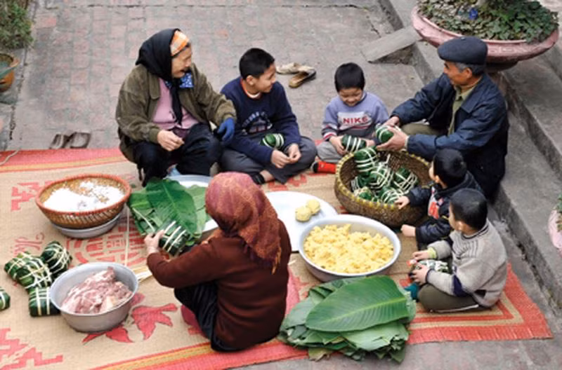 Mỗi khi gói bánh chưng cả gia đình thường quây quần bên nhau ( Ảnh minh họa: Baohaiphong.com.vn)