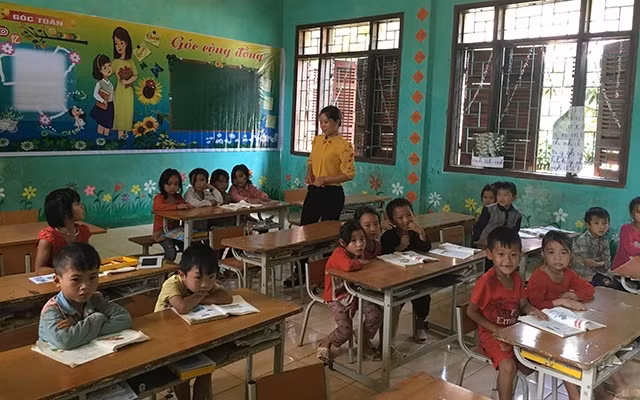Cuộc sống giáo viên nhiều nơi còn khó khăn (Ảnh minh họa: Báo Nhân dân)