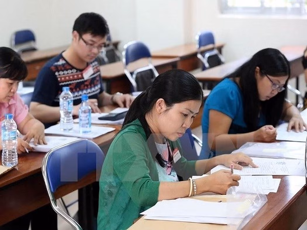 Công việc chấm thi thường rất căng thẳng và áp lực (Ảnh minh họa: TTXVN)