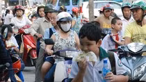 Sau học chính khóa, nhiều em học sinh lại được cha mẹ tất bật đưa đến lớp học thêm (Ảnh minh họa: Báo Người lao động)