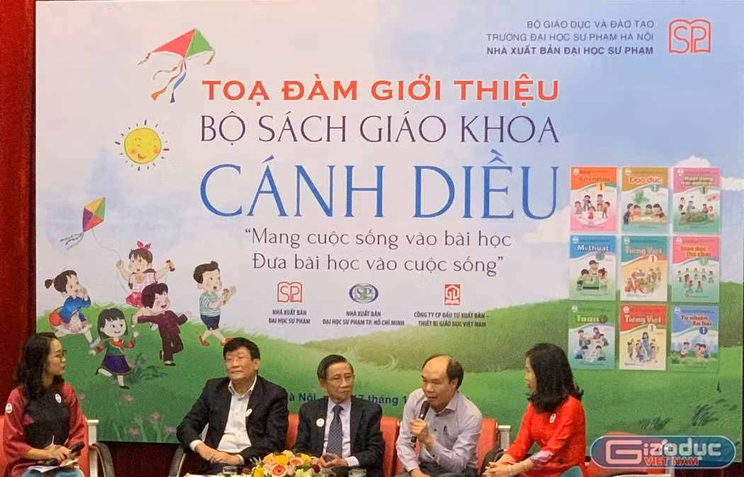 Thầy Đỗ Đức Thái (người cầm mic) (Ảnh: Thùy Linh) Thầy Đỗ Đức Thái (người cầm mic) (Ảnh: Thùy Linh)
