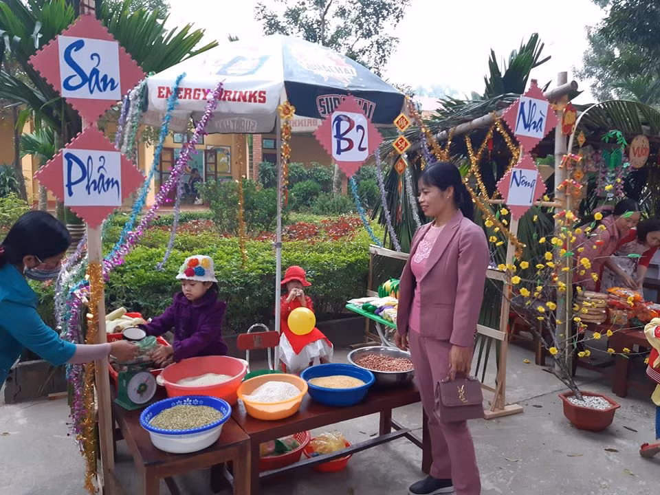 Gian hàng bán gạo, đậu của lớp B2 Gian hàng bán gạo, đậu của lớp B2