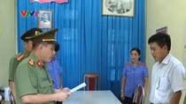 Ông Trần Xuân Yến (áo trắng) đã khai Giám đốc Sở Giáo dục Sơn La nhờ sửa điểm cho 8 thí sinh (Ảnh: VTV.vn)