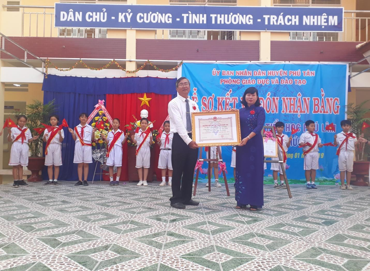 Trường Tiểu học Phú Lâm nhận Bằng công nhận trường đạt chuẩn quốc gia mức độ I (Ảnh: sogddt.angiang.gov.vn)