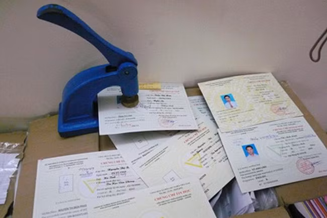 Ly kỳ Trưởng phòng Giáo dục tốt nghiệp đại học trước, học bổ túc phổ thông sau ảnh 2