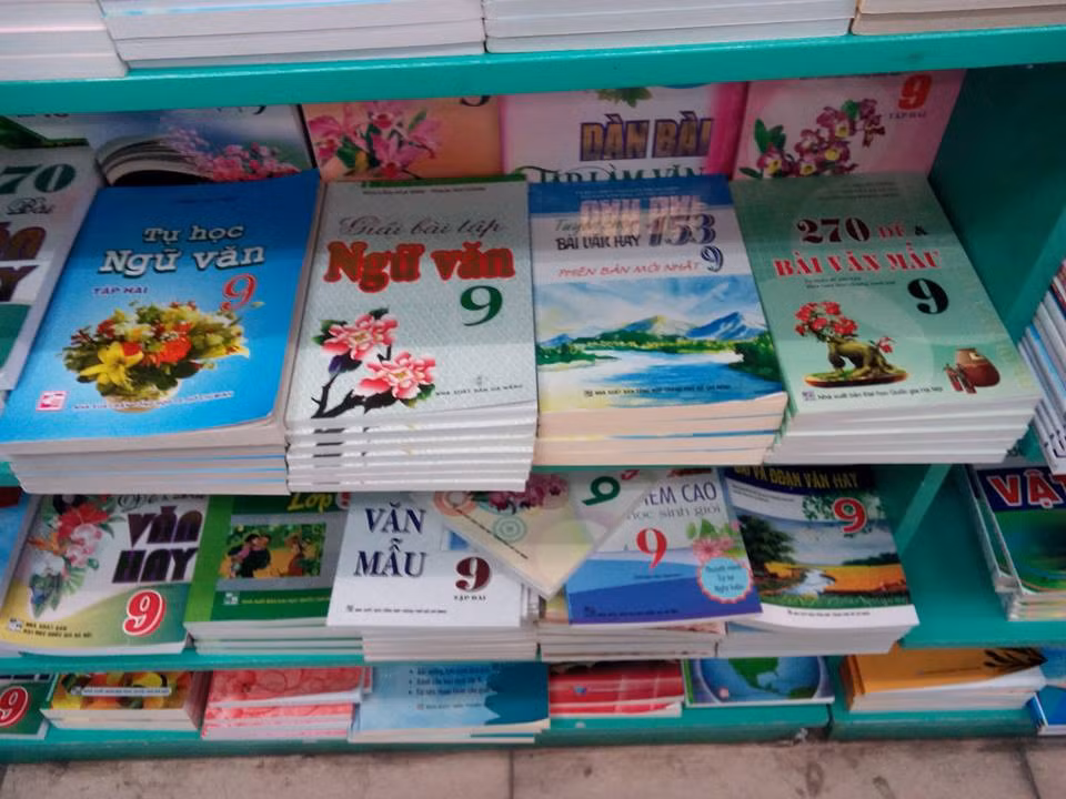 Phụ huynh tiểu học thị trấn Yên Viên cắn răng mua sách giáo khoa giá...trên trời ảnh 4