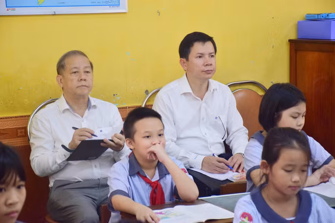 Ông Phan Ngọc Thọ và ông Nguyễn Tân dự giờ giáo viên đột xuất (Ảnh: Phan Ngọc Minh/ Báo Người Lao động) Ông Phan Ngọc Thọ và ông Nguyễn Tân dự giờ giáo viên đột xuất (Ảnh: Phan Ngọc Minh/ Báo Người Lao động)