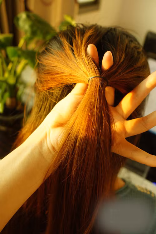 Kiểu 4: Buộc nửa tóc trên lại
