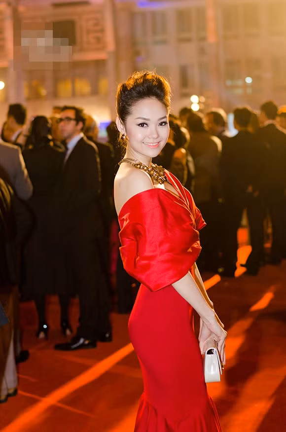 Minh Hằng kiêu sa trong chiếc váy đuôi cá, khoe bờ vai trắng mịn trên thảm đỏ của Liên hoan Phim quốc tế Việt Nam. Minh Hằng kiêu sa trong chiếc váy đuôi cá, khoe bờ vai trắng mịn trên thảm đỏ của Liên hoan Phim quốc tế Việt Nam.