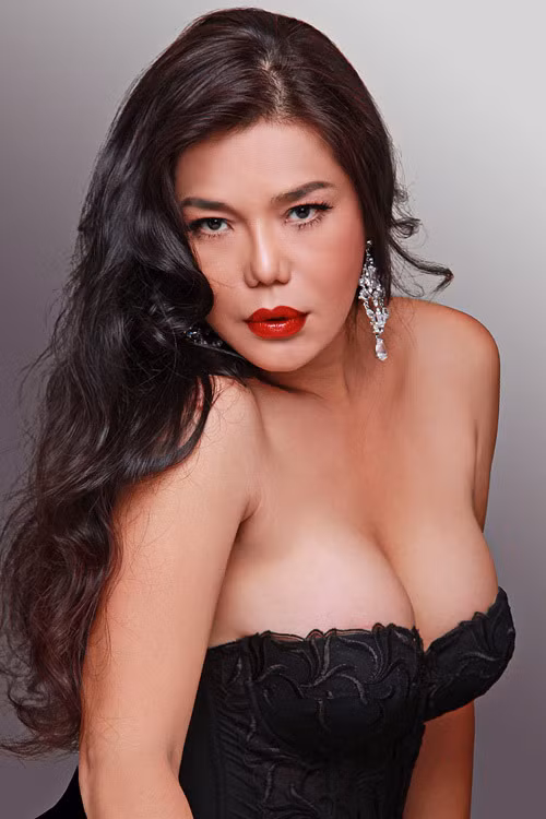 Dù có dấu hiệu của sự ảnh hưởng và thay đổi do hóa mỹ phẩm nhưng Cindy Thái Tài vẫn đi theo phong cách sexy Dù có dấu hiệu của sự ảnh hưởng và thay đổi do hóa mỹ phẩm nhưng Cindy Thái Tài vẫn đi theo phong cách sexy